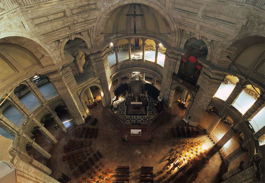veduta dall'alto degli interni della Basilica di San Lorenzo Maggiore Milano