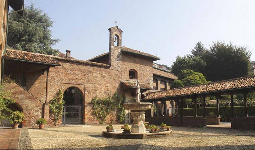 l'esterno di Villa Mirabello a Milano con la fontana