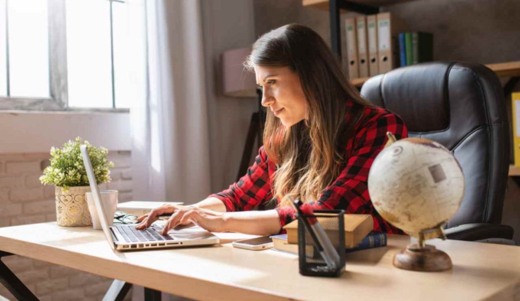 Smart Working, se lo fai così vai incontro a seri problemi di salute I Milioni di italiani a rischio