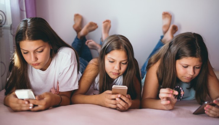 Adolescenti usano i social media