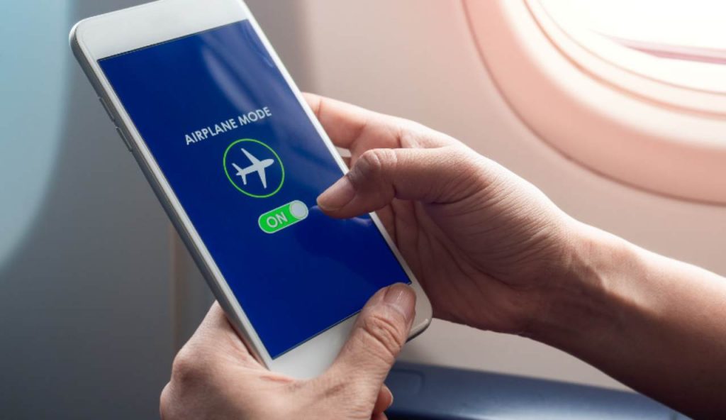 Modalità aereo, i piloti lo sanno se non è attivata sul tuo cellulare I Le conseguenze possono essere devastanti