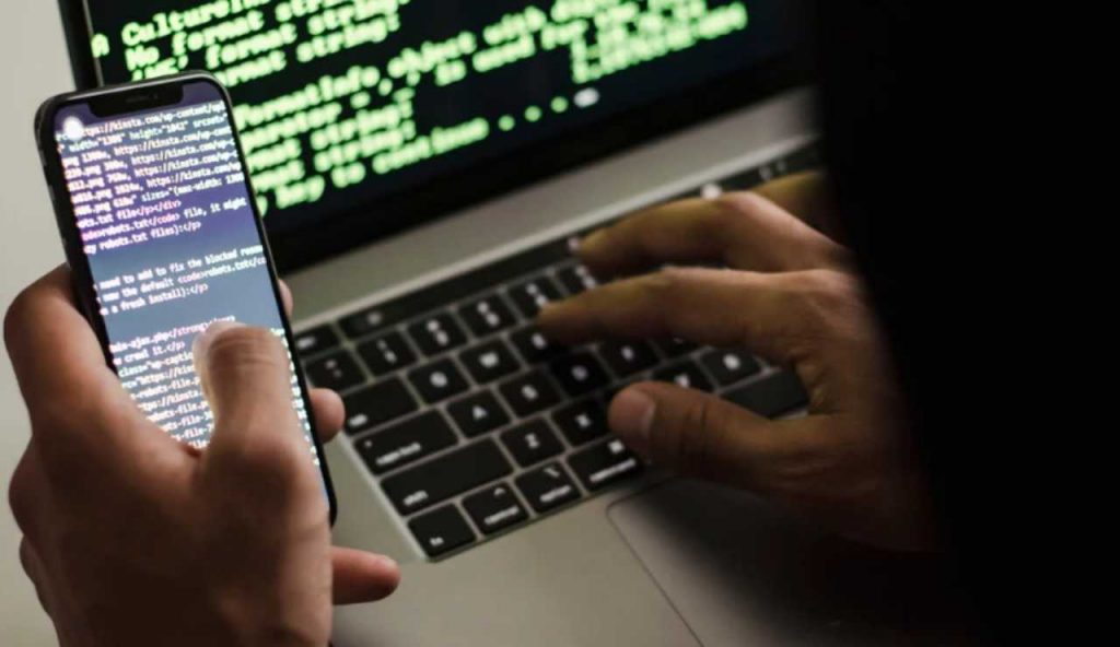 Con il caricabatterie ti hackerano il cellulare: ecco la tecnica utilizzata I La confessione di un criminale informatico