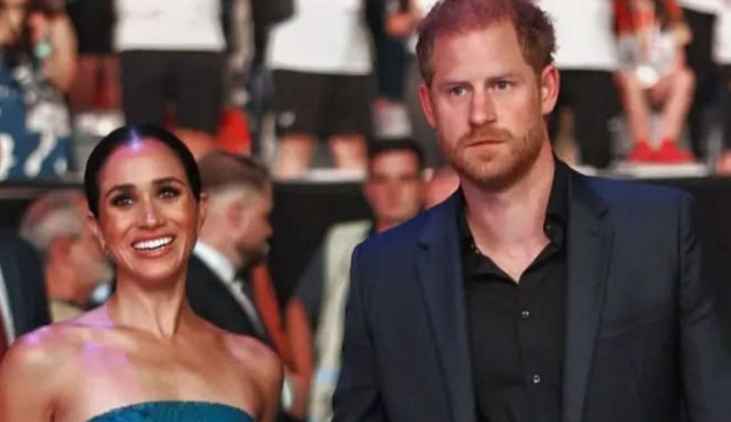 Harry e Meghan ripresi in pubblico in veste inedita I Non succedeva da anni: i sudditi scioccati