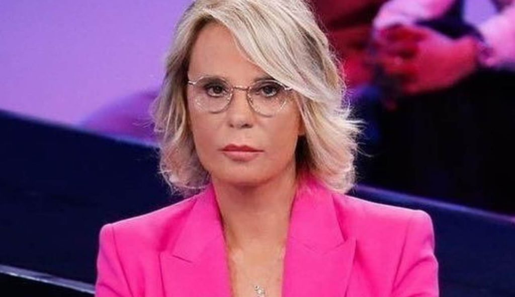 “La verità fa male” I Maria De Filippi denuncia l’ex allievo di Amici: poche ore fa la soffiata