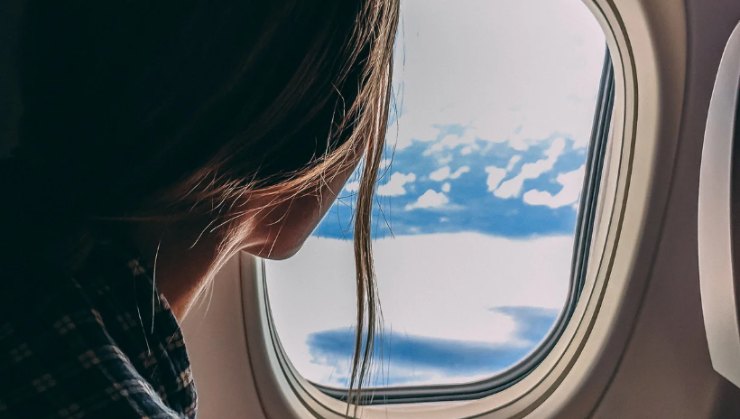 Passeggero in aereo nel posto vicino al finestrino 