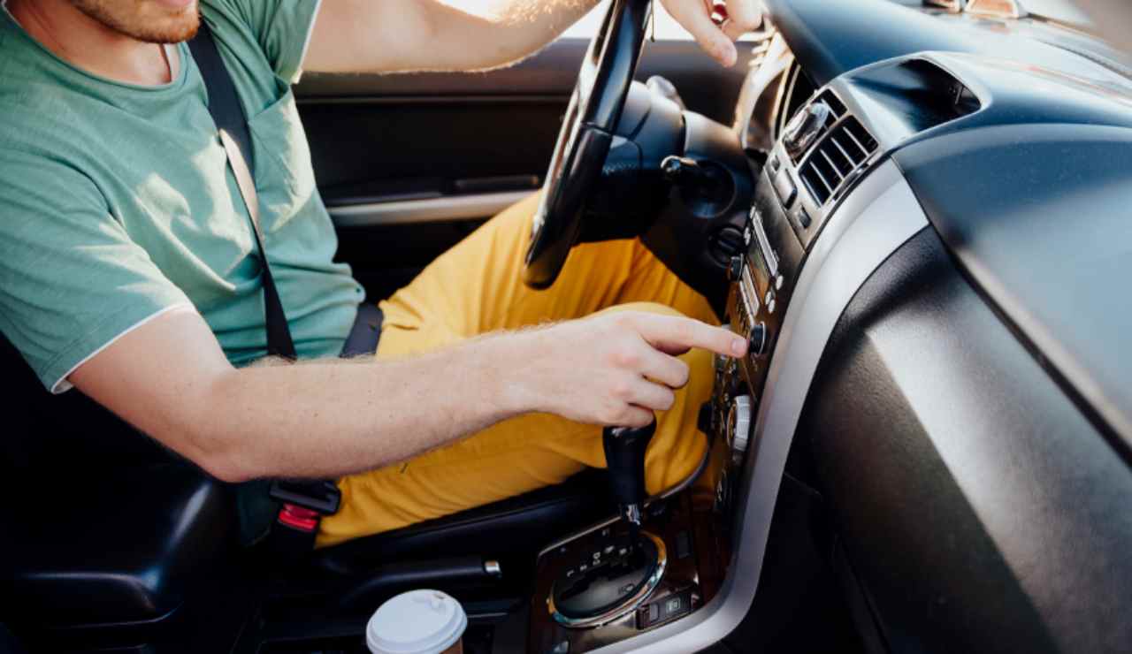 Uomo ascolta musica in auto 