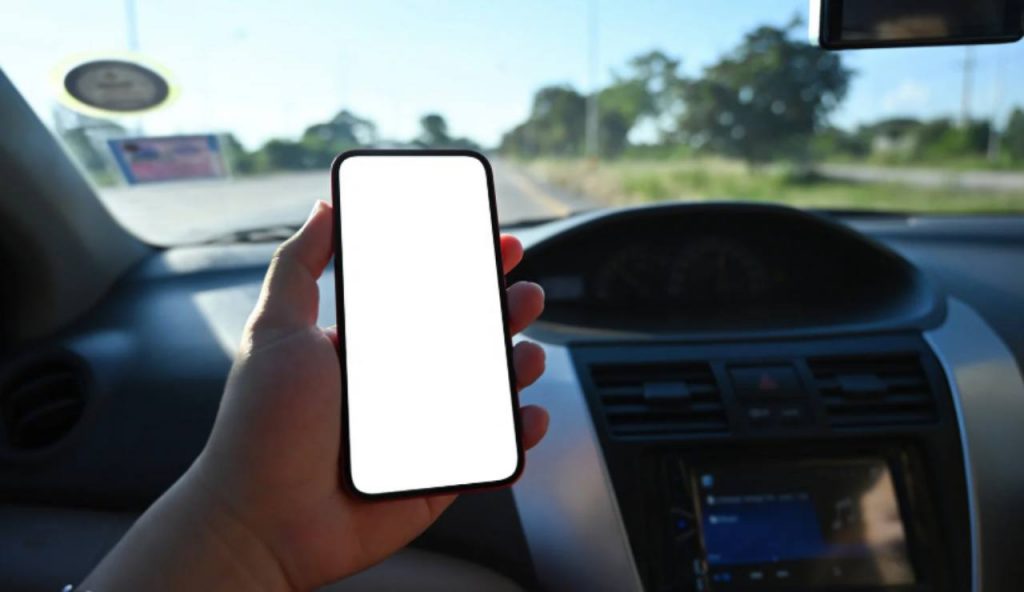 Cellulare in auto, se lo usi così la tua incolumità è in pericolo I Rischi di rottamare il veicolo