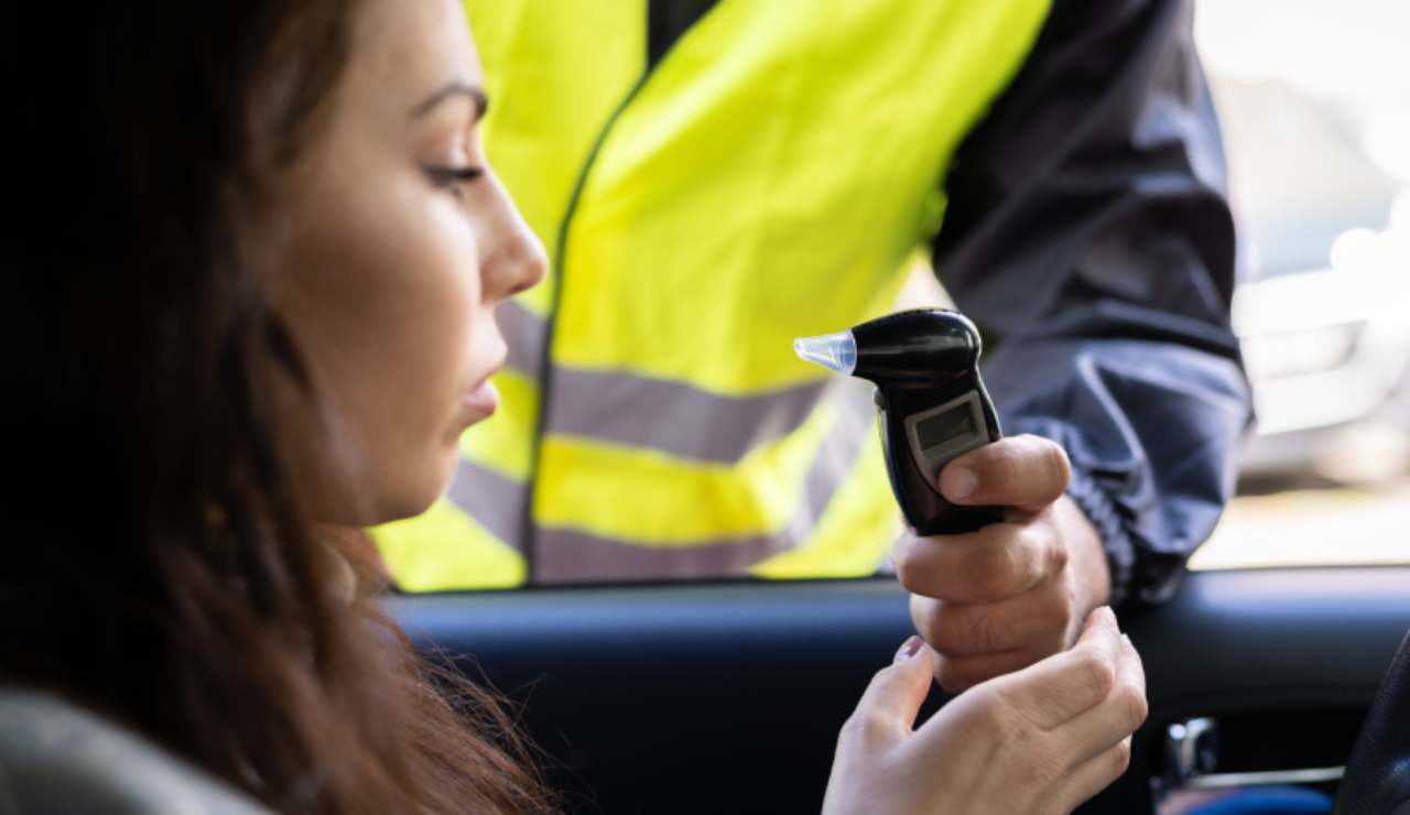 “Ubriaca alla guida” I Donna mangia un pezzo di carne e risulta positiva all’alcol test