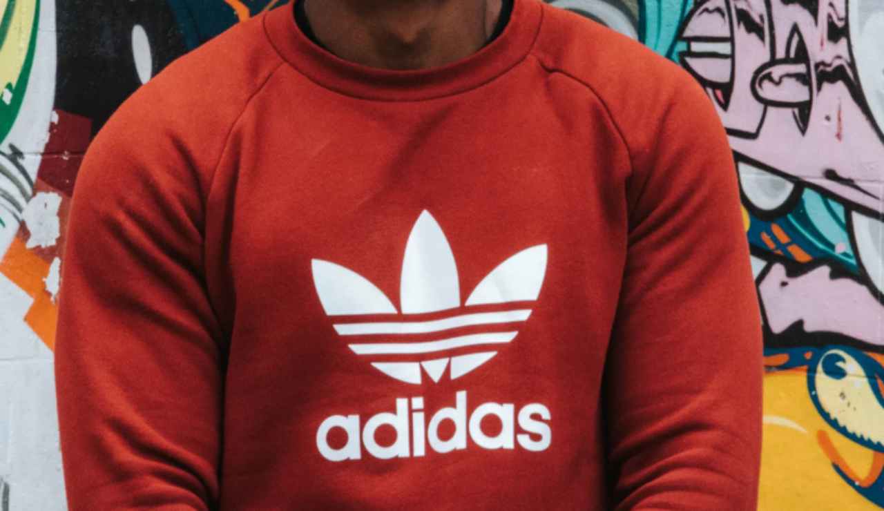 Logo Adidas, scoperto dopo decenni il vero significato I Ha origini inaspettate e a tratti inquientanti