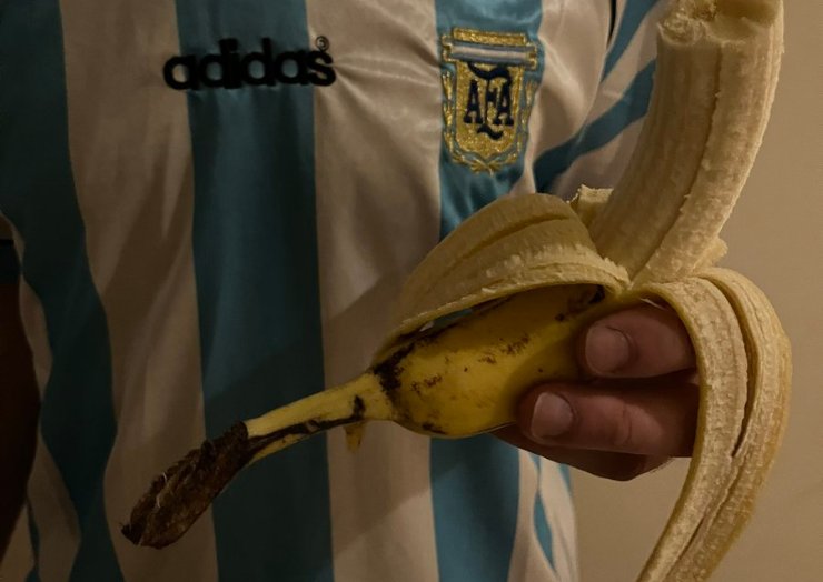 Ragazzo con banana sbucciata 