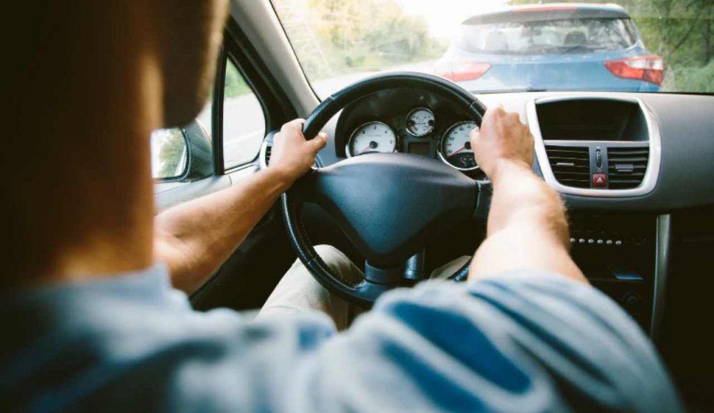 Se indossi questo capo mentre sei alla guida ti multano I Guardati allo specchio prima di uscire ed entrare in auto