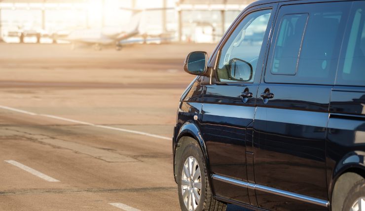 Auto su pista aeroporto