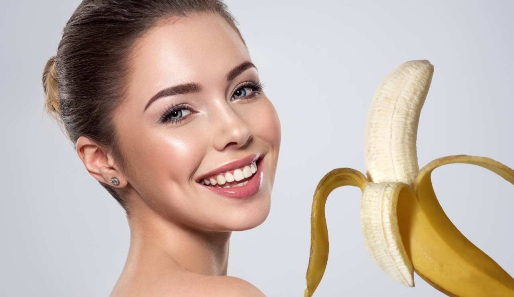 Buccia di banana, sfruttala per migliorare la tua pelle I Ecco gli step per beneficiare al meglio delle sue proprietà