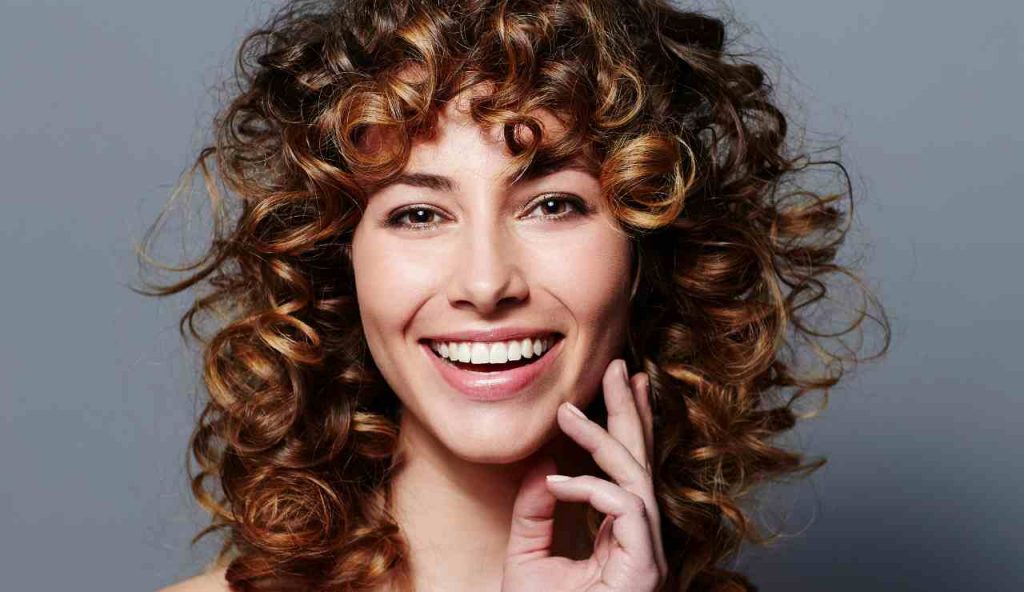 Capelli, definisci i tuoi ricci con il “rimedio casalingo” I Bastano 3 ingredienti per sfoggiare un look spettacolare