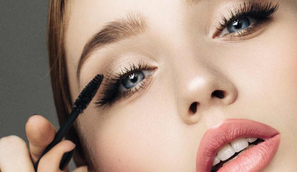 Mascara, scegli questo colore per sfoggiare un look sofisticato I Non lo usa nessuna ma il risultato è da passerella