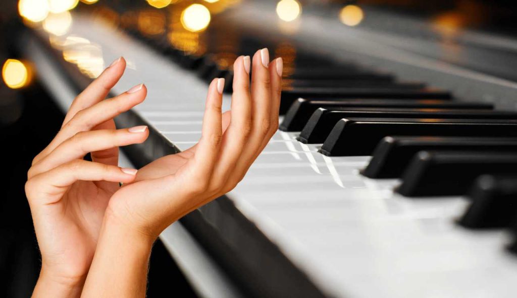 Arriva la “manicure da pianoforte” I La tendenza resa famosa da Dua Lipa ha conquistato milioni di ragazze