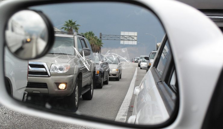 Nastro adesivo su specchietto auto 