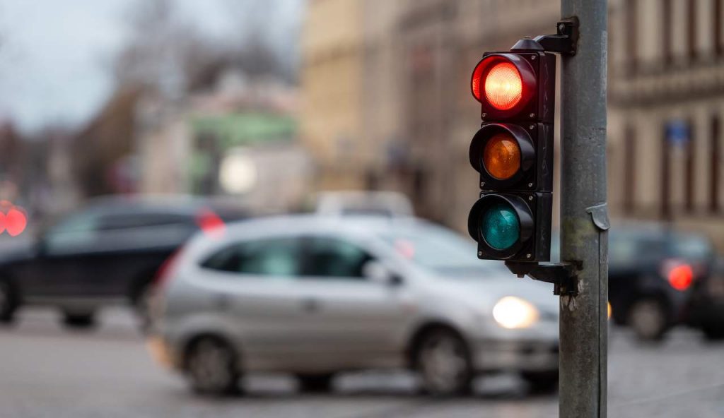 Arriva il semaforo intelligente: rosso o verde in base alla velocità I I conducenti sono avvertiti