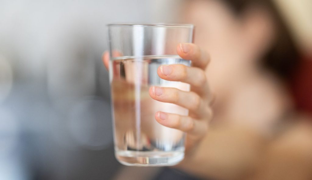 Bere acqua a stomaco vuoto: cosa succede al nostro corpo I Ecco tutti i benefici per la salute