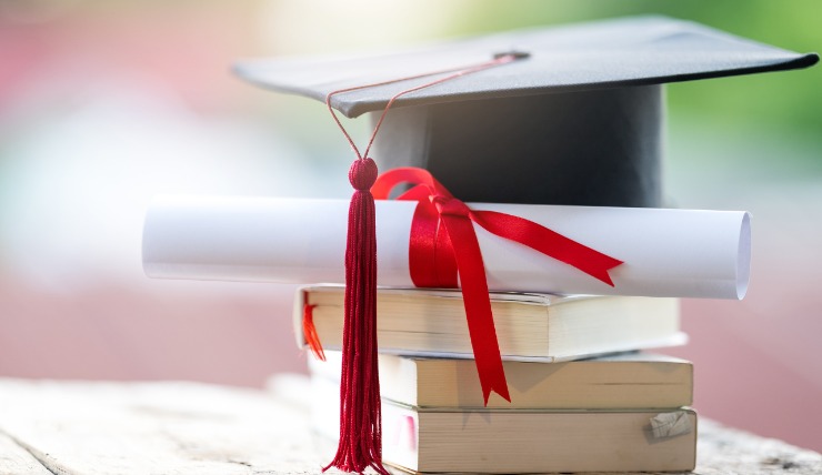 Cappello Laurea e libri