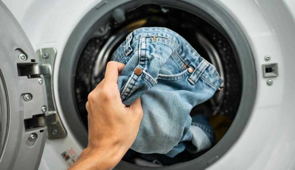 Jeans, è questo il numero di lavaggi ideale I Durano più a lungo ed eviti di fare brutte figure